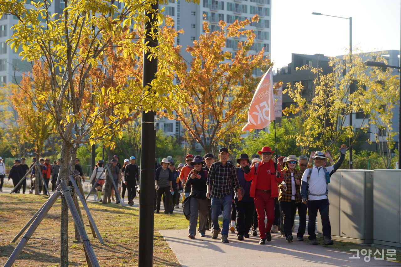 25km 깃발을 흔들며 도착선을 향해 걸어오는 참가자들의 환호소리가 주변을 가득 메웠다.