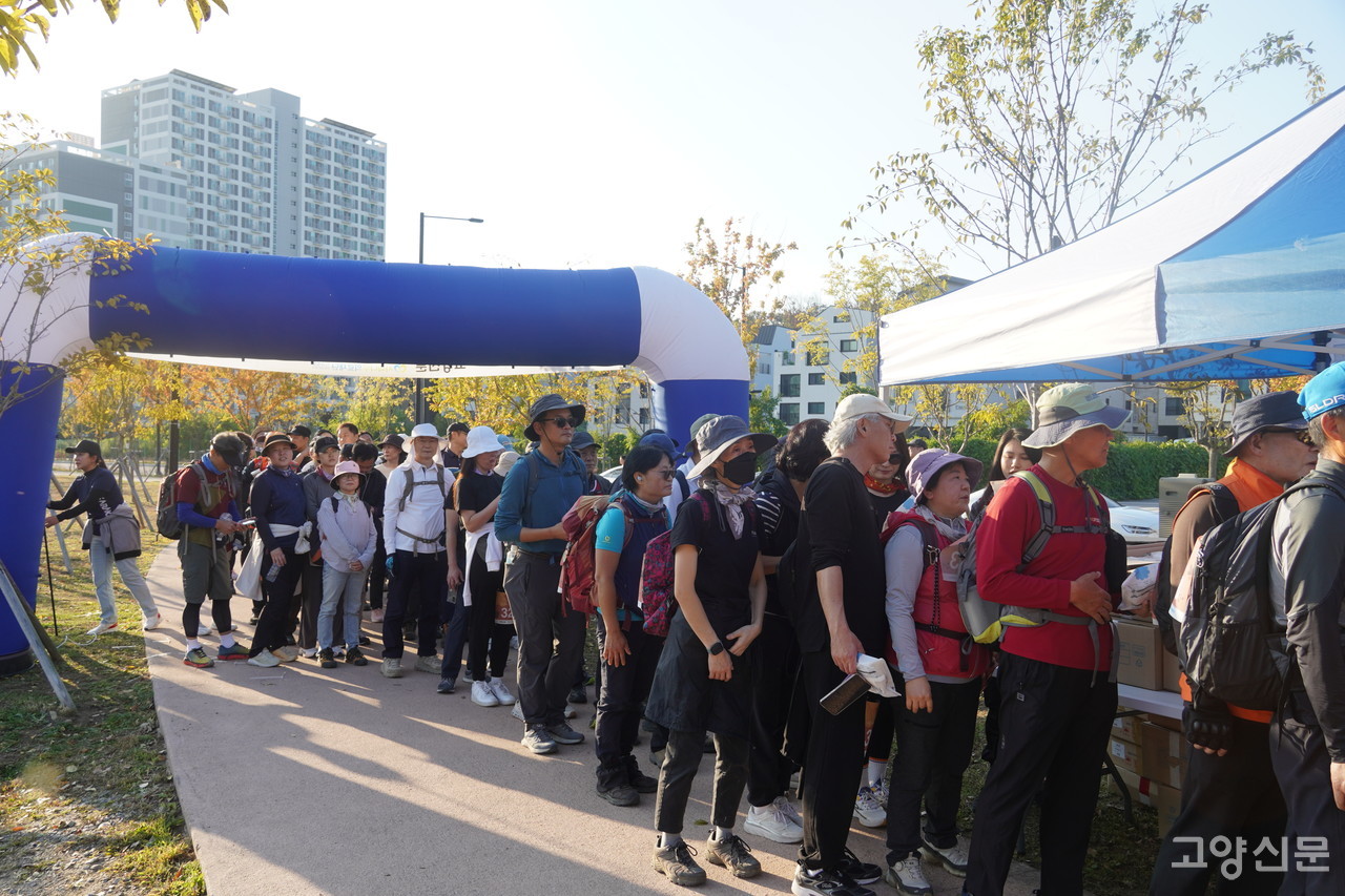 완보증과 완주배지를 받기 위해 마지막까지 차례를 지키는 한줄 행렬의 참가자들.