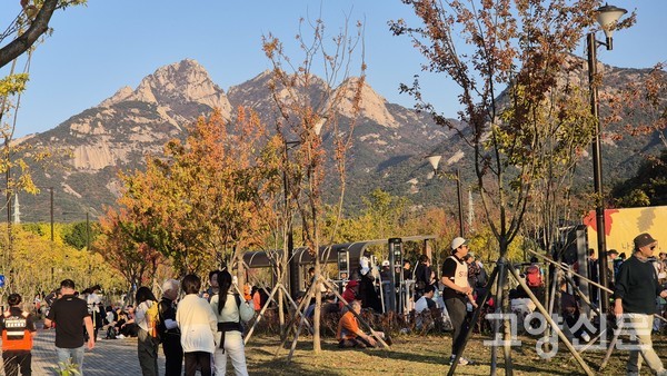 북한산 아래 사이사이 저물어가는 가을 풍경 곳곳으로 완주자들이 휴식을 취하고 있다.