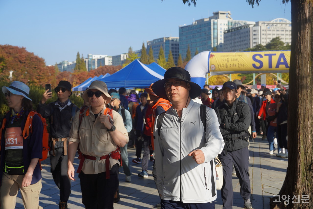 출발선을 나서며 각자의 보폭으로 한걸음 한걸음 앞으로 나가는 참가자들의 모습이 인상적이다.