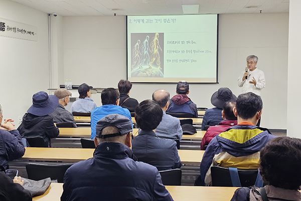 지난달 30일 일산노인종합복지관 본관 지하 1층에서 열린 건강특강 모습. 어르신들은 개별적인 경험담을 토대로 질의응답 시간도 가졌다. [사진제공 = 고양시일산노인종합복지관]