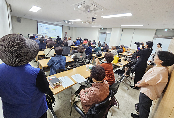 지난달 23일 대화노인종합복지관 2층에서 열린 특강 현장 모습. 이날 척추질환, 당뇨, 무좀 등 각종 질환이 있는 참석자들은 일대일 질문을 통해 궁금증도 해결했다. [사진제공 = 고양시대화노인종합복지관]