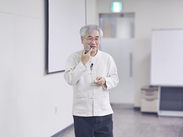 지난달 30일 일산노인종합복지관에서 맨발걷기 건강특강을 하는 유용우 유용우한의원장.