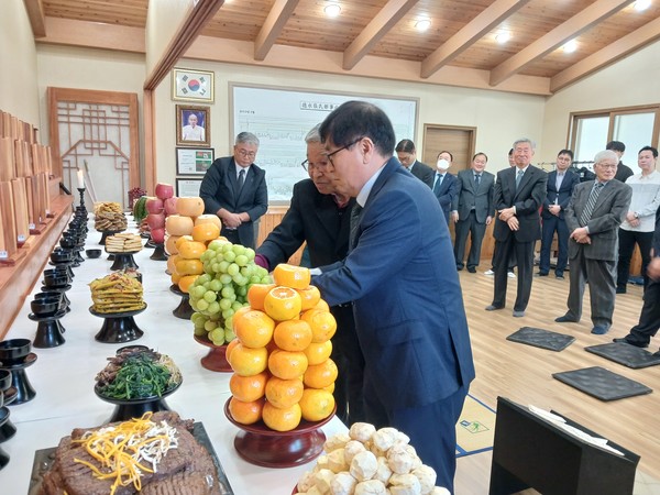    장세훈 총무(맨앞)가 집사와 함께 제상을 점검하고 있다.
