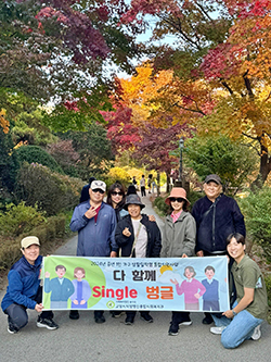 덕양행신종합사회복지관이 중년 1인 가구를 정서적으로 지지하고 소통기회를 마련하기 위해 가을나들이를 진행했다.