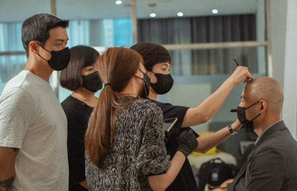 강의하고 있는 김태희 대표.  김태희 대표는 고객의 모발상태를 정확히 파악하고 근원적인 문제를 해결하는데 초첨을 맞춘다.