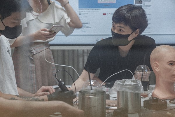 김태희 대표는 끊임없는 연습과 실습, 공부를 통해 역량을 성장시키는 길이 유일한 성장의 길이라고 강조한다. 특히 첨단기술과 두피문제를 연관시키기 위해서는 연관된 분야를 고루 섭렵해야 한단다. 