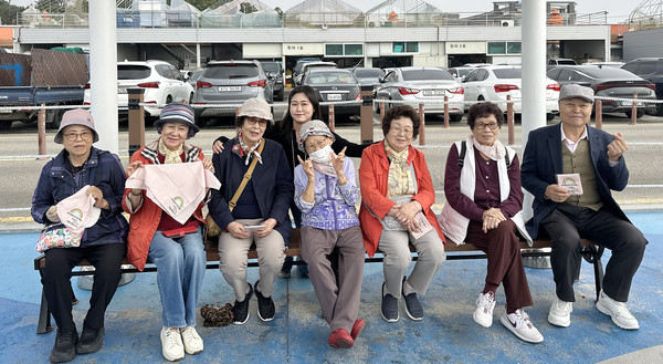  문촌9종합사회복지관이 치매 예방과 인지 기능 관리를 위해  ‘내 머릿속의 무지개’를 진행하고 있다.