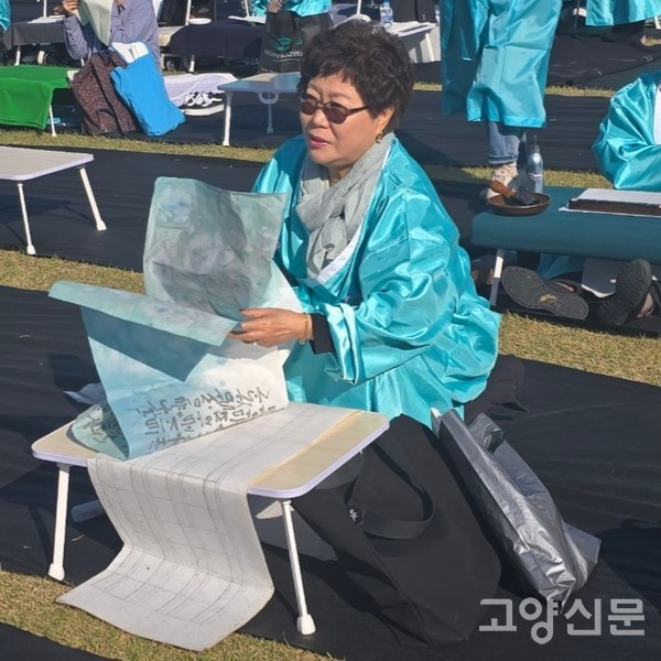 백미경 작가는 한글날 광화문 휘호대회에서 '한글 사랑 옵다'로 종로구청장상을 받았다.