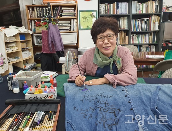 인사동 글방에서 천 아트(옷에 캘리그라피와 그림)를 하고 있다.
