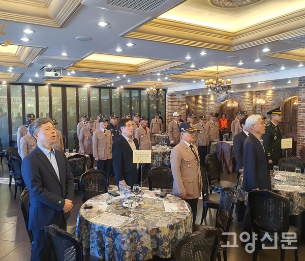 위로연에 참석한 유공자와 내빈들이 국민의례 중 애국가 제창을 하고 있다.