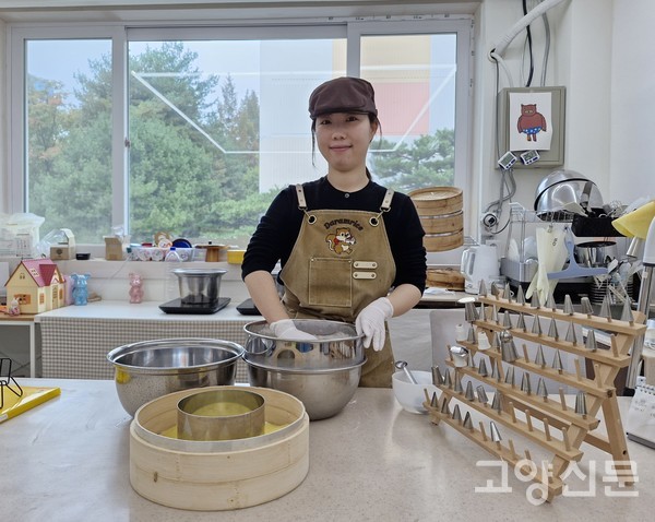 미술을 전공한 서효장 대표는 특별한 날을 더 특별하게 해줄 케이크를 위해 팥앙금으로 그림을 그려넣는다.