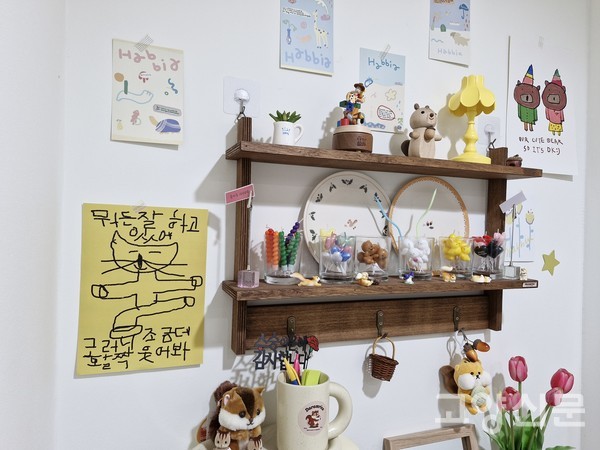 앙증맞은 소품과 그림이 가득한 다림라이스 내부.