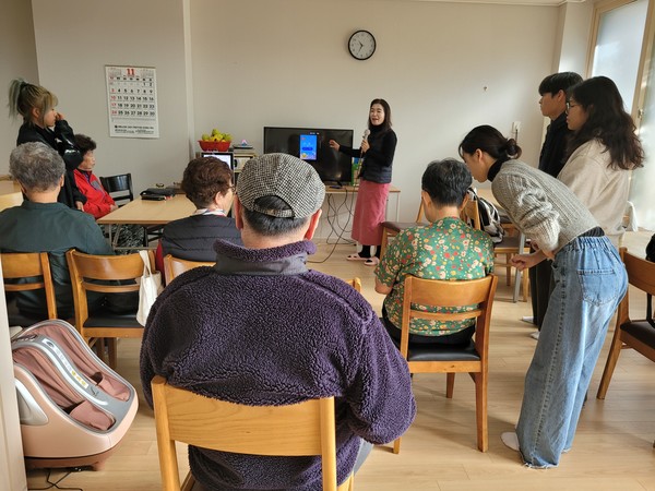    어르신들을 대상으로 핸드폰 활용법에 대해 강의하고 있다.