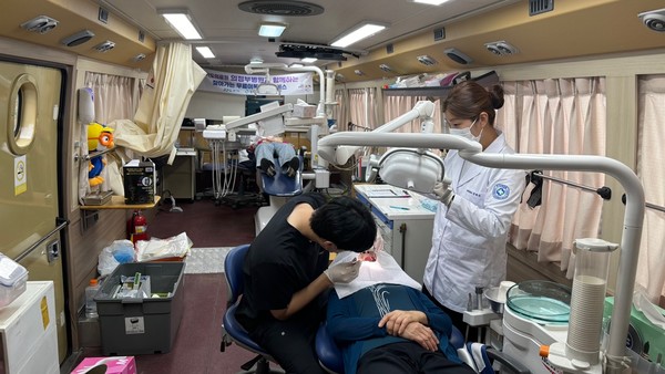 덕양행신종합사회복지관이 경기도의료원 의정부병원과 연계해 복지관에서 무료 이동진료를 진행했다.