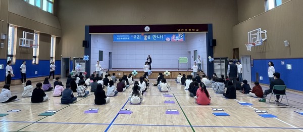 냉천초 독서축제에서 학교 온책읽기 도서와 사자성어 속담을 퀴즈로 만든 퀴즈골든벨이 진행됐다.