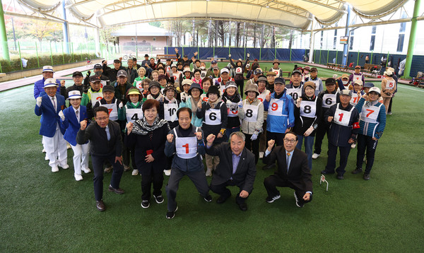 일산신협 이사장기 게이트볼대회에서 참가자들이 함께 자리했다.