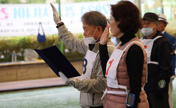 선수단 선서를 하는 참가자들.