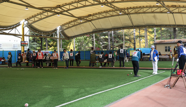 참가한 선수가 대회에 참여하고 있다.