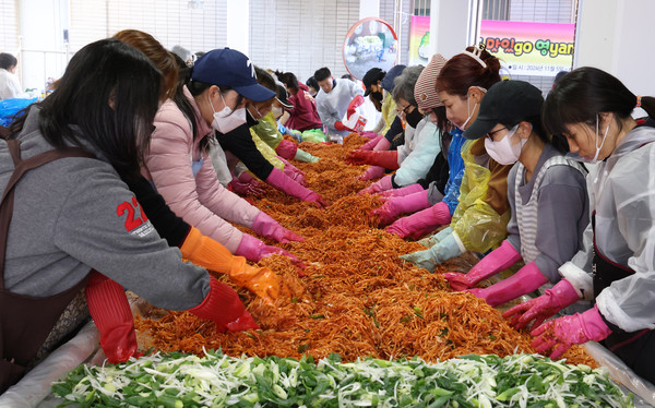 김장 양념을 버무리는 다문화가족들과 참가자들.