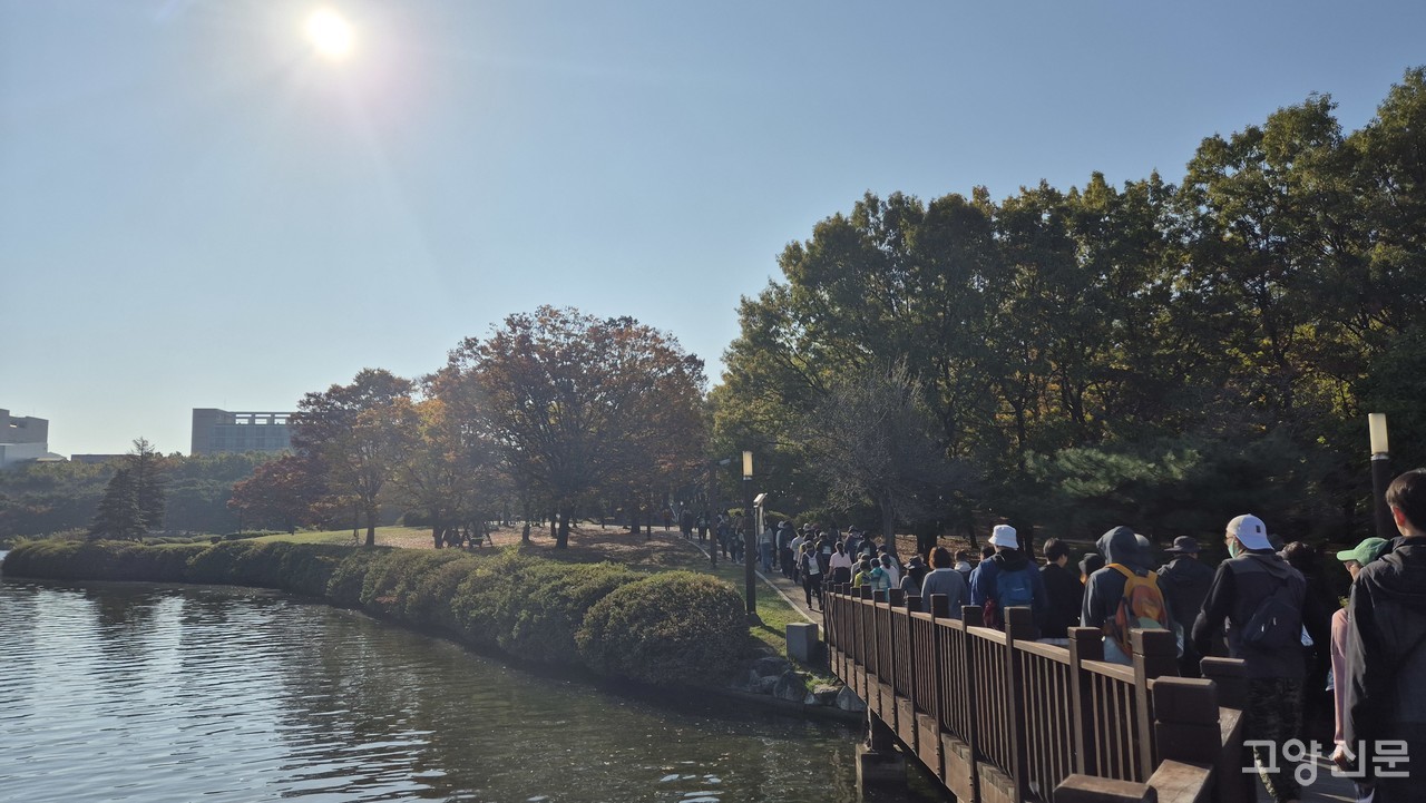 가을의 따사로운 햇살 아래 호수공원을 가로지르는 참가자들의 행렬이 이어졌다. 