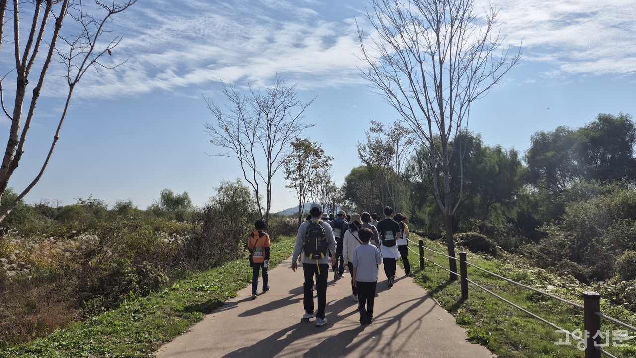 아이의 보폭에 맞춰 나란히 걷는 부자의 뒷모습은 길목의 풍경이 된다.