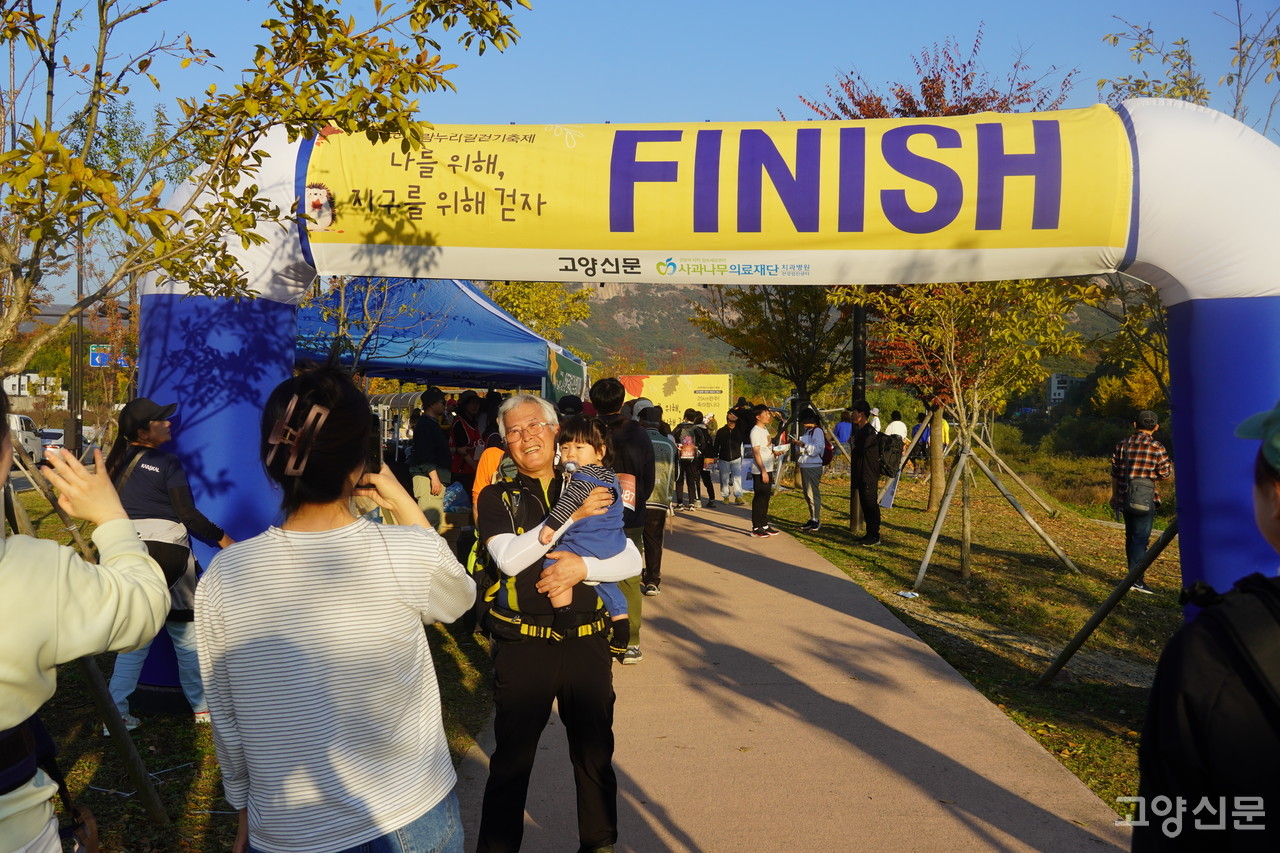 끝까지 완보했다는 기쁨으로 축하와 격려를 나누는 참가자들의 모습이 이어졌다.