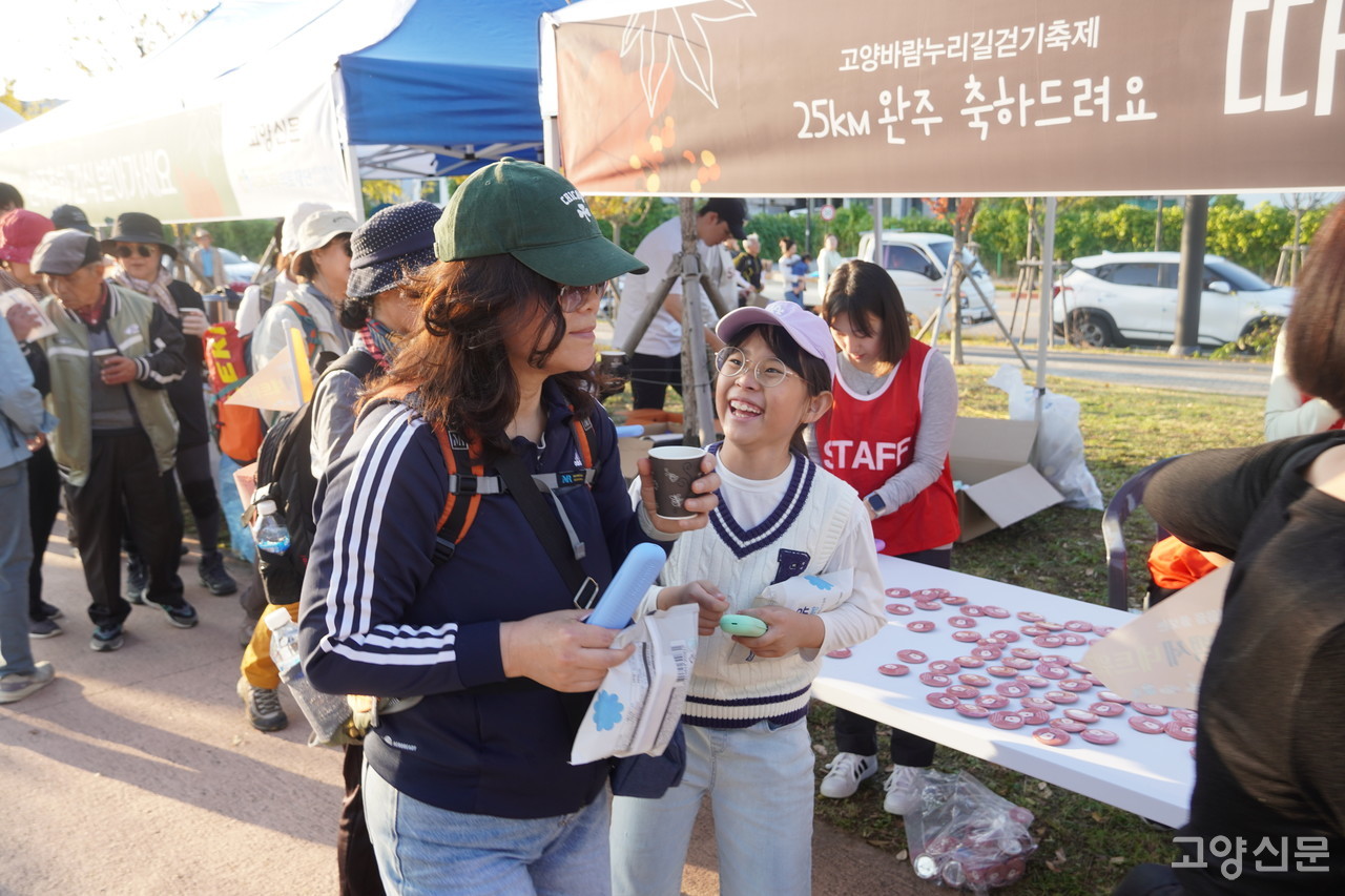 걷기 축제 최연소 참여상을 수상한 이율(오마초.3)양의 환한 웃음.