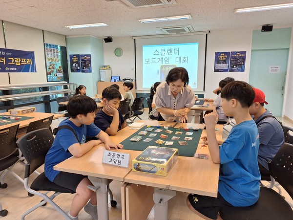 '평등놀이 보따리'에 참여한 아이들이 보드게임을 하고 있다. [사진제공=보드랑놀자]