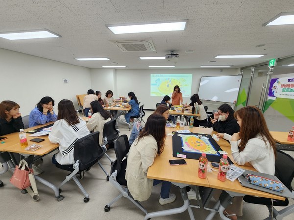 양성평등 게임을 연구하는 모습. [사진제공=보드랑놀자]