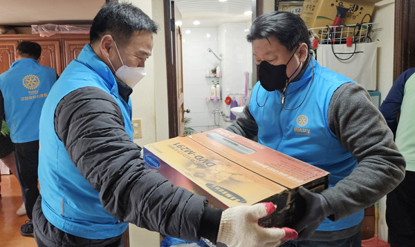 고양로타리클럽 회원들이 도배를 위해 짐을 옮기고 있다.