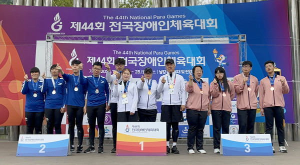 덕양행신장애인주간보호센터가 전국장애인체육대회 실내조정 부문에 참가해 단체 사진을 찍었다.