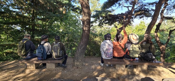 고양시민들이 김대중 전 대통령이 즐겨 찾았던 벤치에 앉아 휴식을 취하고 있다.