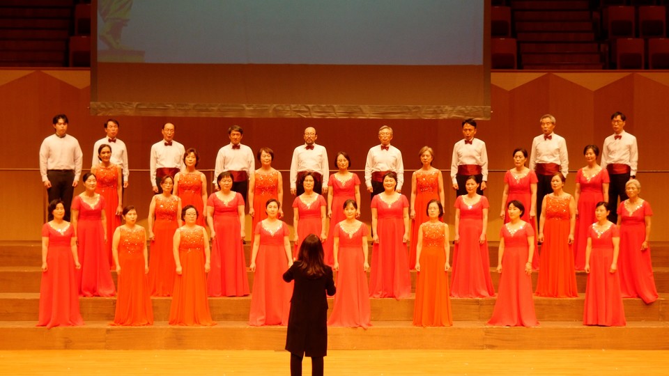 2부가 시작되자 원불교의 ‘원피스코럴’ 합창단이 뜨거운 호응 속에 등장했다. 이들은 김광석 작사의 ‘바람의 불어오는 곳’과 ‘영산춘풍 다시불어’라는 두 곡으로 힘찬 무대를 보여줬다.