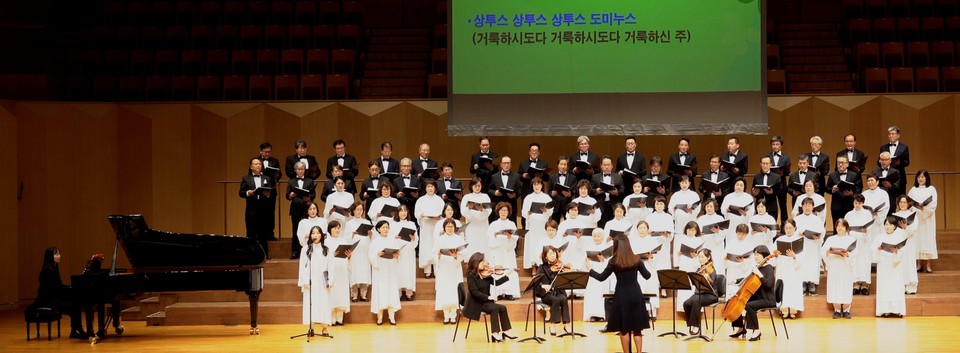 ‘우리에게 평화를 주소서’라는 뜻을 가진 천주교 ‘D.N.Pacem’ 합창단은 고양시 소재 27개 가톨릭 성당 성가대 중 이번 공연을 위해 조직된 프로젝트 연합성가대다. 이들은 ‘Sanctus’(거룩하시도다)라는 노래에서 뛰어난 가창력과 종교적 메시지를 보여줬고, 피날레 곡인 ‘걱정말아요 그대’로 환호와 박수를 받았다.