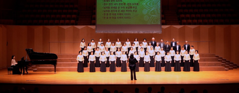불교의 연합합창단은 안치환 작곡의 ‘사람이 꽃보다 아름다워’를 춤과 함께 선보여 공연이 흥을 돋웠다. 박자에 맞춰 관객들이 박수치자 무대와 청중의 경계가 허물어진 순간이 연출되기도 했다.