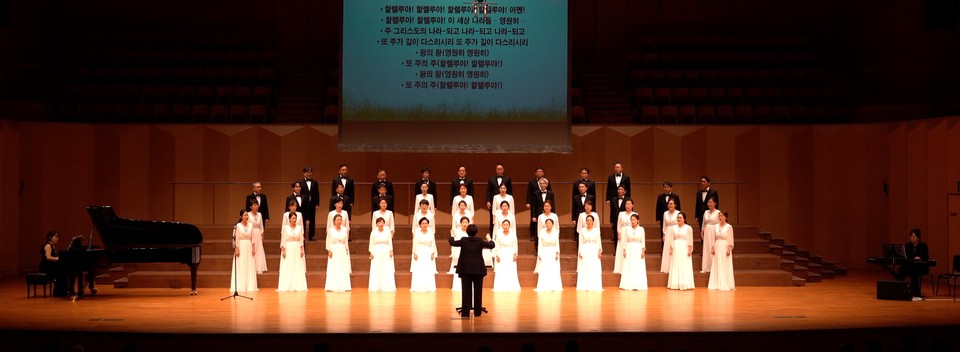 개신교의 샬롬합창단. 샬롬은 히브리어로 ‘평화’라는 뜻이며 만나고 헤어질 때 하는 인사말이다. 특히 이들이 부른 ‘아름다운 나라’에서 “많은 꿈이 있는 이 땅에 태어나서 행복한 내가 아니냐”라는 구절이 반복돼 관객들에게 희망의 메시지를 전했다. 