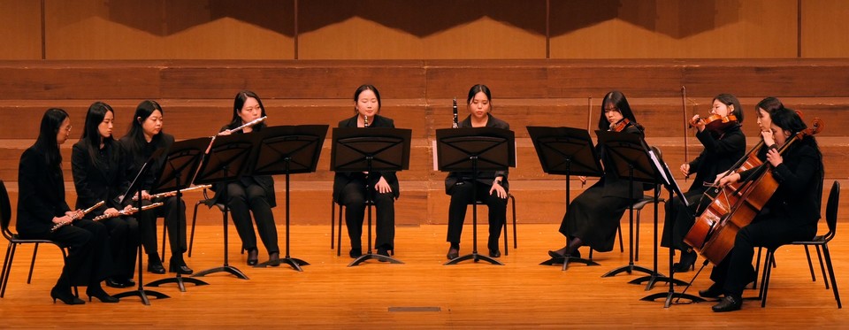 현관문클래식챔버앙상블(대표 류필립)은 '누구나 클래식에 쉽게 다가설 수 있도록 음악의 문을 연다'는 뜻으로 다양한 활동을 펼치고 있는 전문예술인 단체다. ‘아리랑’으로 청중의 마음을 울렸고 이어 베토벤의 9번 교향곡 ‘환희의 송가’를 들려줬다.