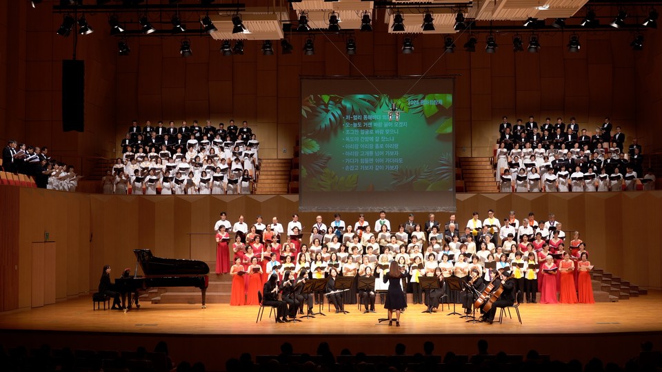 2024 평화합창제 마지막 피날레 공연에서 원불교, 천주교, 천도교, 불교, 개신교 합창단원들이 함께 한 무대에서 감동적인 하모니를 만들었다.