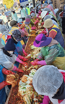 행신2동이 지역 내 취약계층 180세대의 겨울나기를 위한 ‘김장김치 나눔’을 진행했다. 