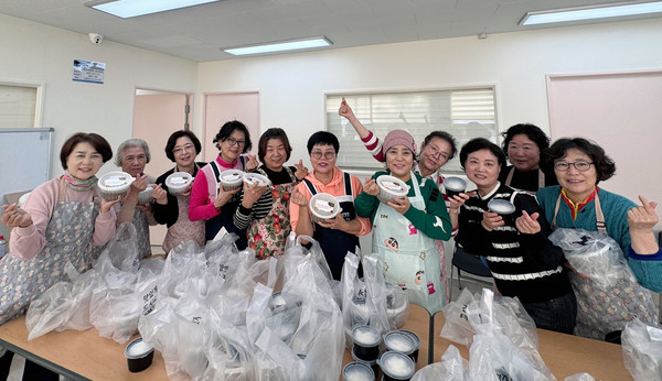  덕양행신종합사회복지관 별관 능곡복지센터가 우리동네 공작소와 연계해 특식지원서비스를 진행했다.