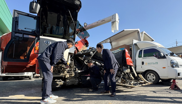심은보 조합장과 최호영 본부장이 기술자와 수리관련 내용을 듣고 있다.