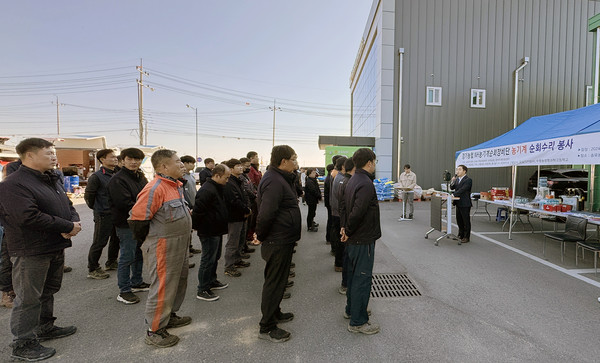 순회수리봉사에서 인사말을 하는 농협 경기본부 최호영 본부장.
