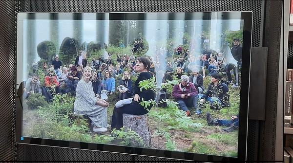 한강 작가의 2019년 5월 노르마카 미래도서관 숲에서의 행사 모습. 다이크만 도서관 미래도서관 앞의 소개 영상자료.