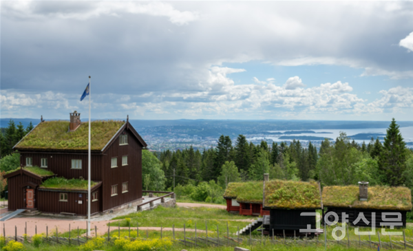 노르마카 미래도서관 숲 가는길. 지붕에 풀이 자라고있는 전통주택 건너편으로 오슬로 피오르드(Fjord)가 펼쳐져있다.