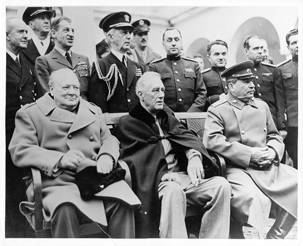 1945년 미국의 루즈벨트 대통령(사진 앞줄 가운데)이 뇌출혈로 사망할 당시 혈압이 300/190 mmHg에 달했음에도 주치의는 원인불명의 사망이었다고 발표했다. [사진출처 = 김혜성 이사장 강의 자료]