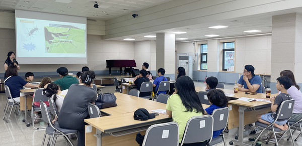  환경 교육을 받는 참여자들.