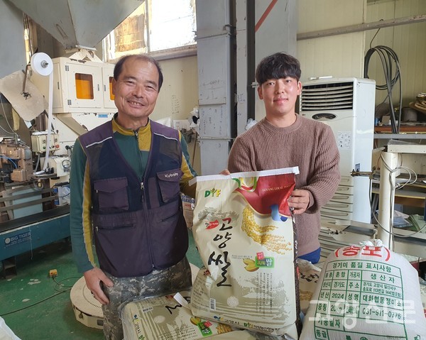 대화정미소에서 도정한 쌀을 보여주고 있다.