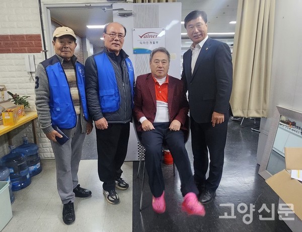 김원길 대표가 의자에 앉아 사용법을 설명하고 있다. (오른쪽부터)이택수 도의원, 김원길 대표, 김한춘 회장, 한한종 회장.