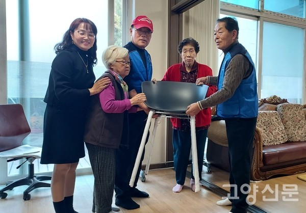 숲속마을 9단지 경로당에 의자를 전달하고 사용법을 설명했다.